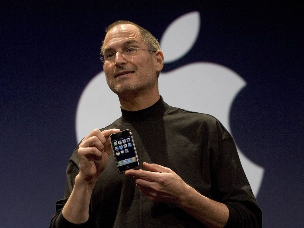 Apple’s lead designer same t shirt intro video since 2000