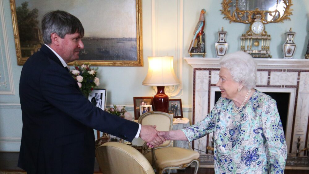 Simon armitage takes over as poet laureate after meeting with the queen 136436594699502601 190529143128