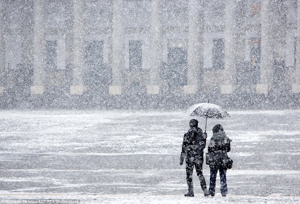 49A0354000000578 5440321 A couple brave the snow in Piazza del Plebiscito Snow in Naples  a 37 1519735866143