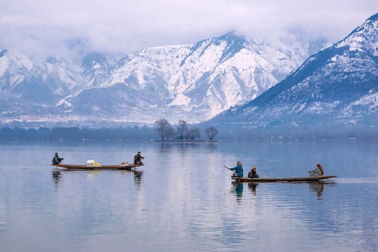 8 Unique Ways To Explore The Ambiance Around Dal Lake