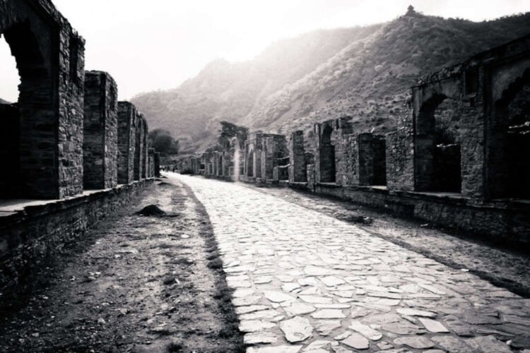 6 Extremely Haunted Places In India , You Shouldn't Visit By Yourself.