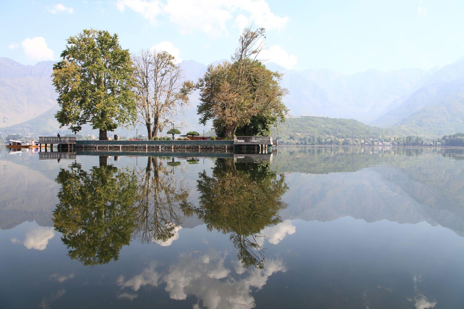 8 Unique Ways To Explore The Ambiance Around Dal Lake