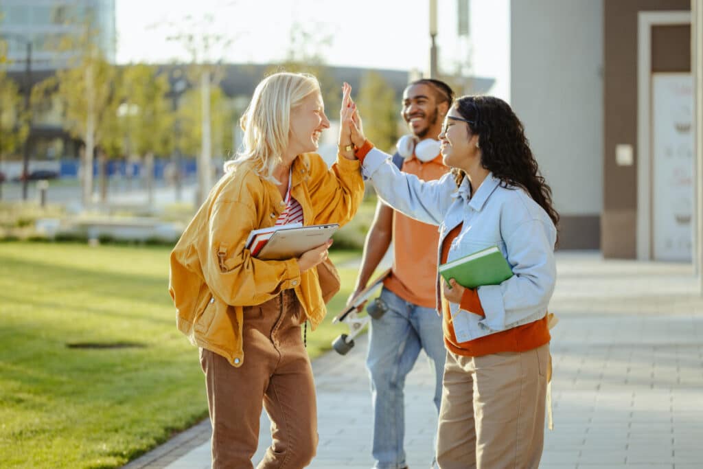 9 Little Things You Can Do To Brighten Someone's Day