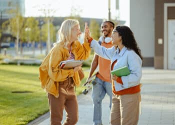 9 Little Things You Can Do To Brighten Someone's Day