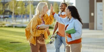 9 Little Things You Can Do To Brighten Someone's Day
