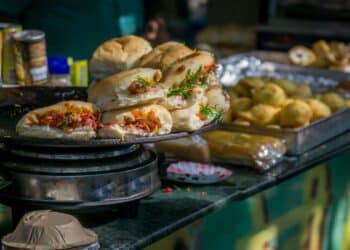 The 11 Best Street Food Places In Mumbai | Vada Pav or Bun Maska?