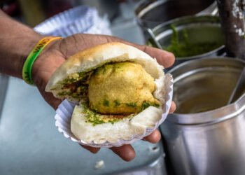 The 11 Best Street Food Places In Mumbai | Vada Pav or Bun Maska?