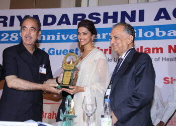 Deepika Padukone receives Smita Patil awards